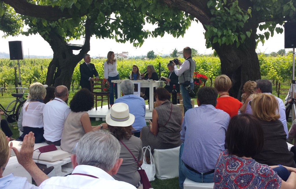 Pubblico alla presentazione book da Zenato